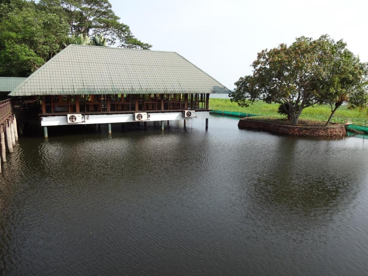 Water Scapes Hotel คุมาราคม ภายนอก รูปภาพ