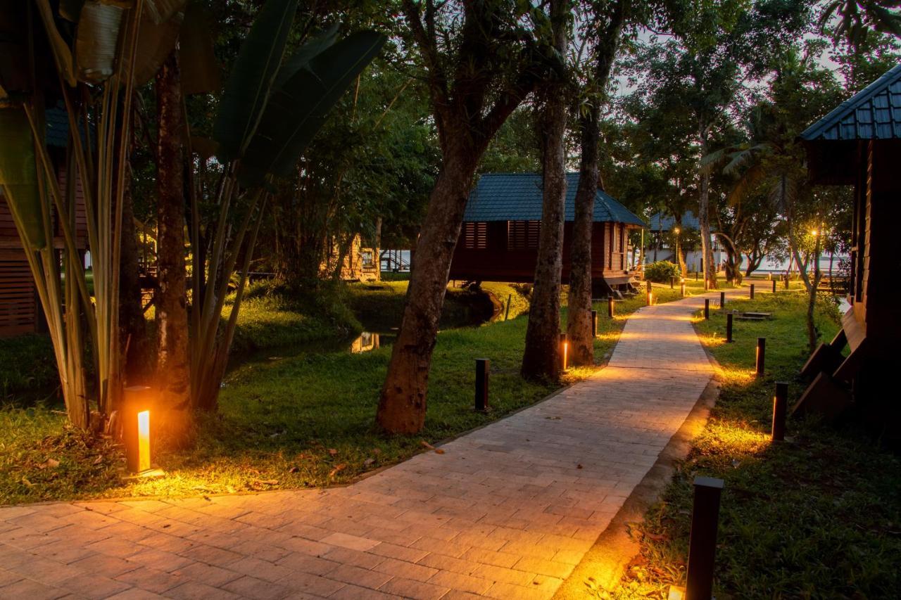 Water Scapes Hotel คุมาราคม ภายนอก รูปภาพ