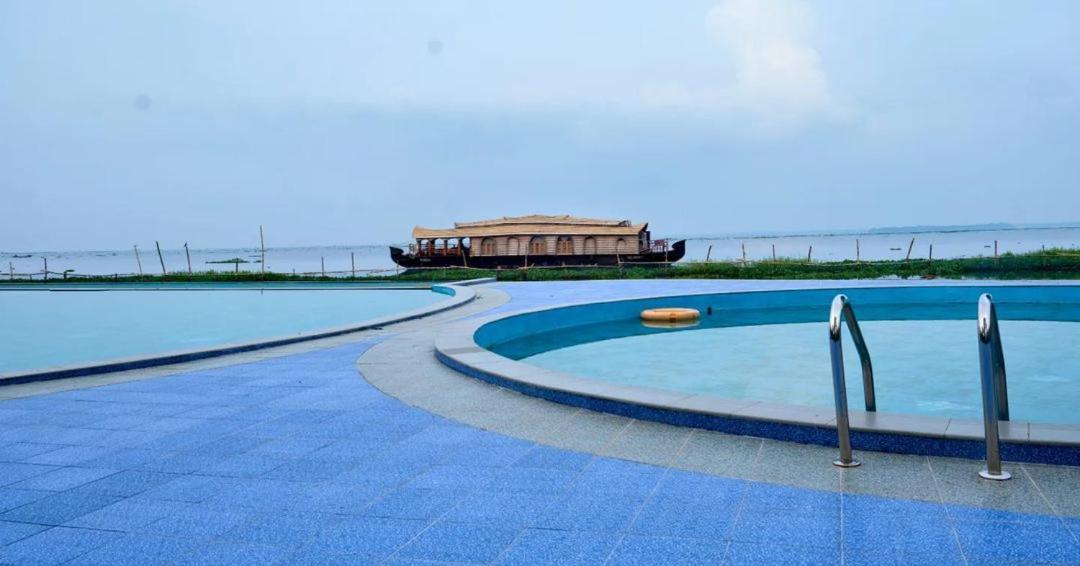 Water Scapes Hotel คุมาราคม ภายนอก รูปภาพ