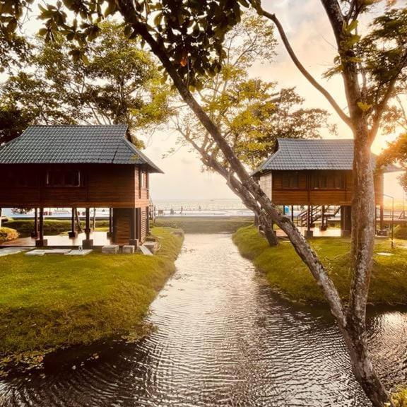 Water Scapes Hotel คุมาราคม ภายนอก รูปภาพ