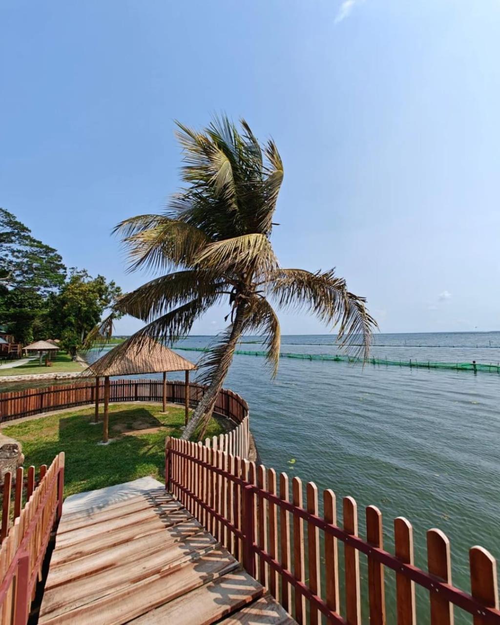 Water Scapes Hotel คุมาราคม ภายนอก รูปภาพ