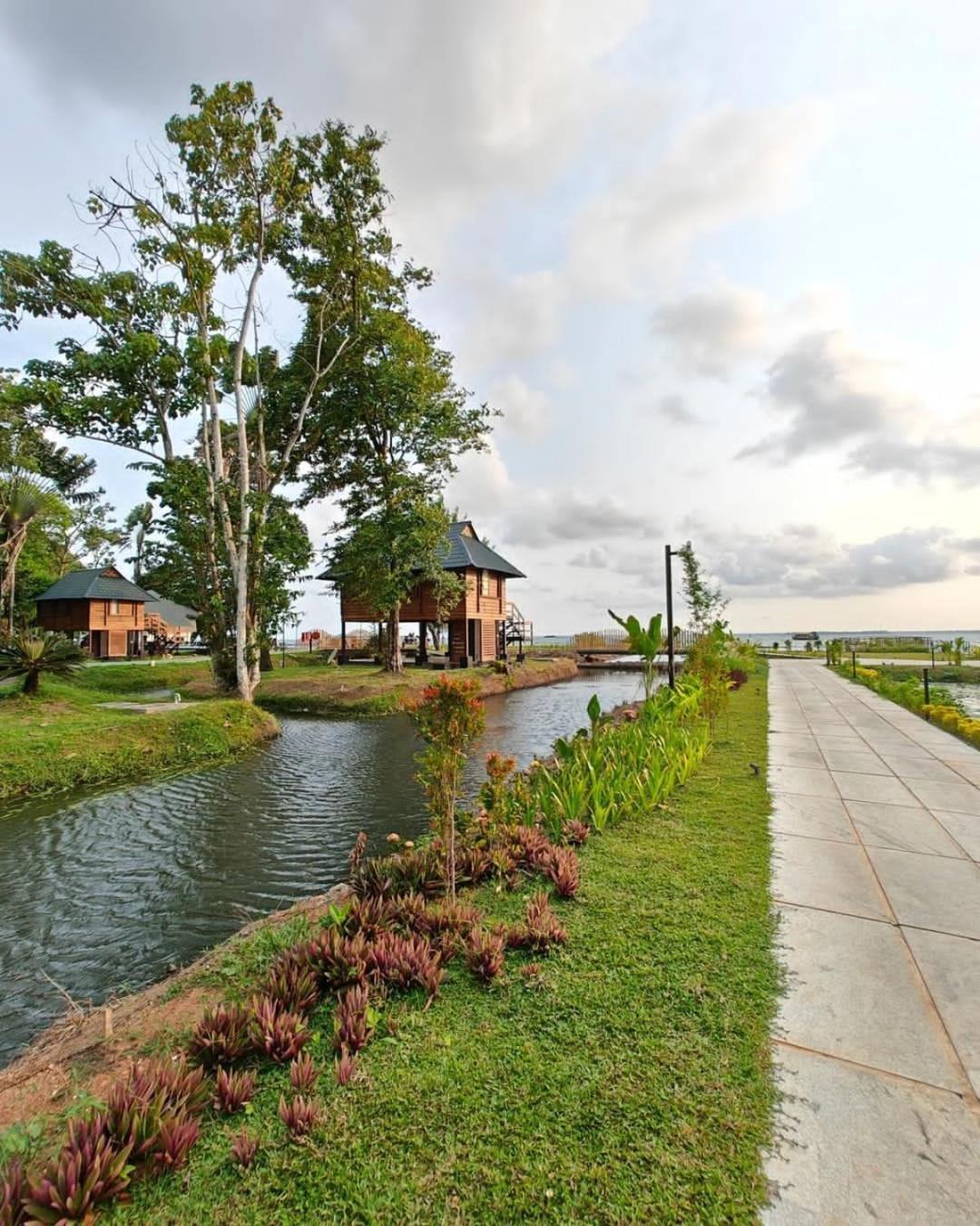 Water Scapes Hotel คุมาราคม ภายนอก รูปภาพ
