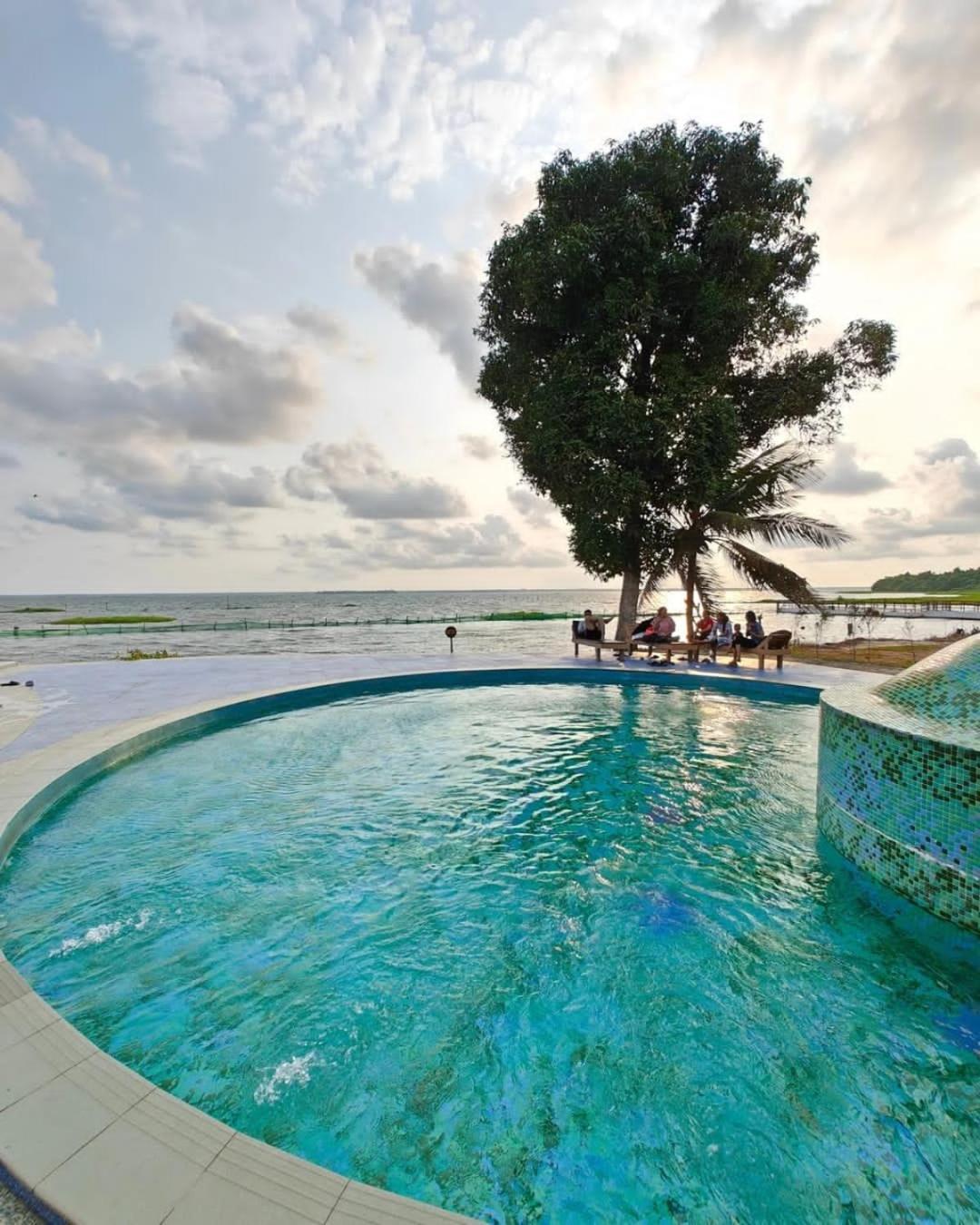 Water Scapes Hotel คุมาราคม ภายนอก รูปภาพ