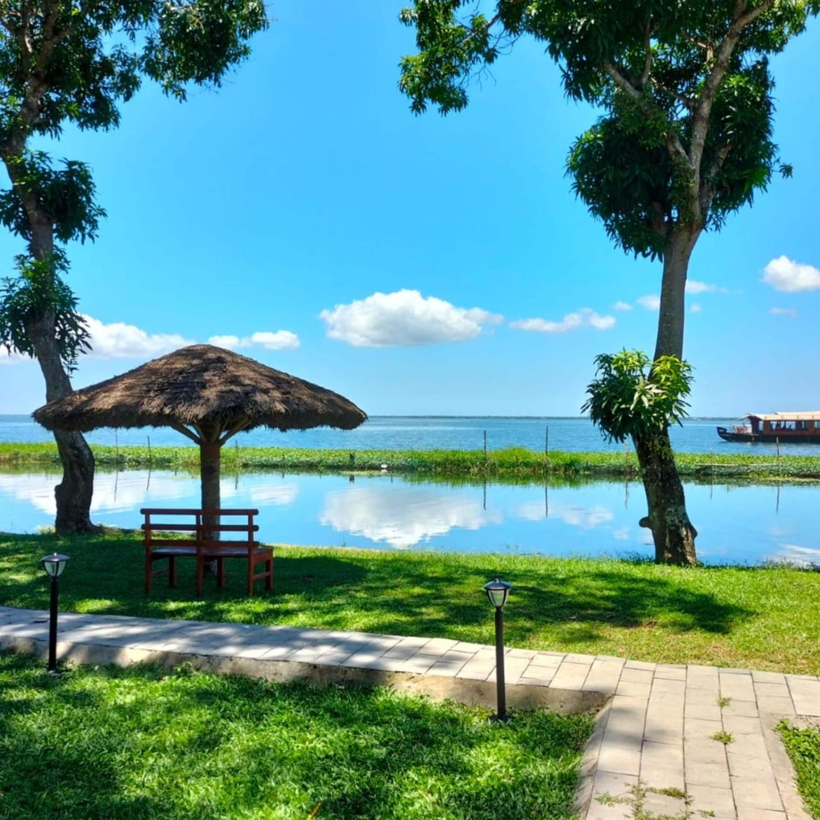 Water Scapes Hotel คุมาราคม ภายนอก รูปภาพ